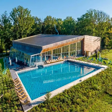 Feriehus Elegant Mansion With Pools